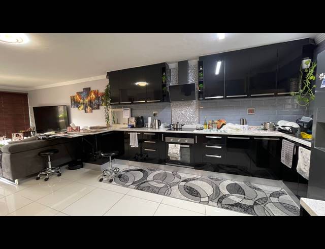 3 BEDROOM TOWNHOUSE FOR SALE IN MORNINGSIDE